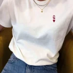 T-shirt avec motifs cœurs et lettres.