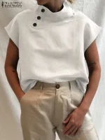 Blouse avec col montant.
