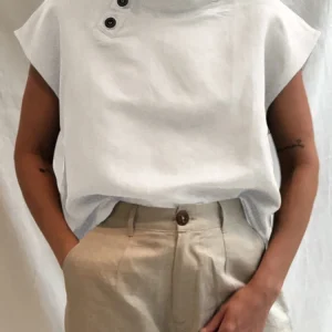 Blouse avec col montant.