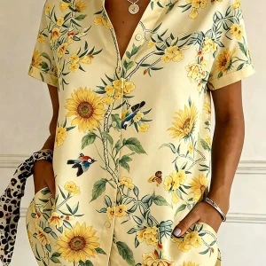 Chemise à un col rabattu.
