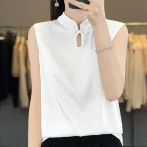 Haut pour femme en soie à col et finitions en dentelle.
