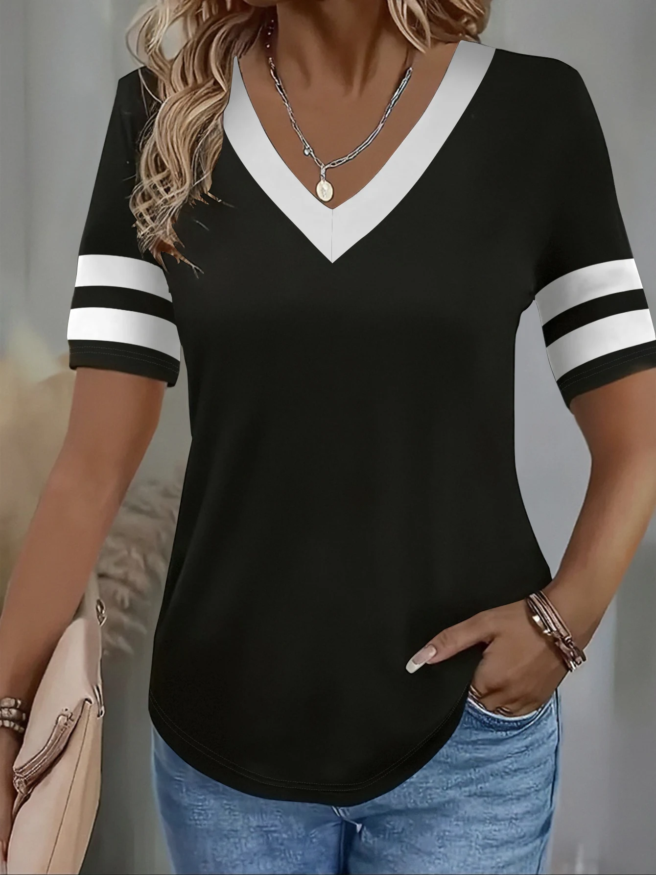 Haut pour femme noire à rayures blanc.