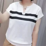 Haut pour femme à rayures, col en V.